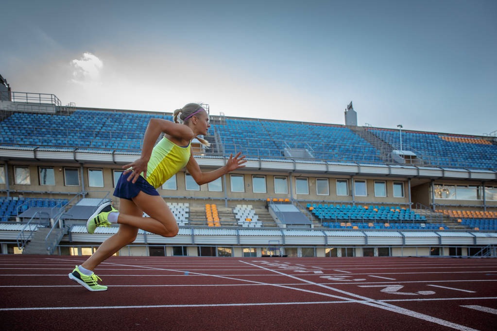 《左投优势：为什么左手持球的投手永远是球场上的稀缺资源？》
